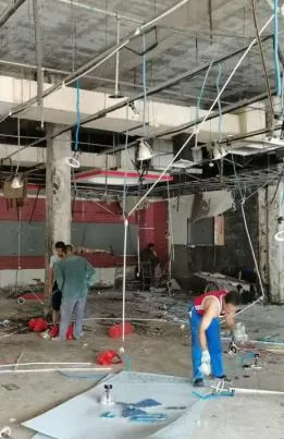 有关家在建工装项目现场实拍，工人正在施工