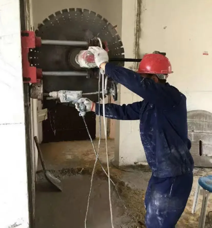 有关家师傅水钻开孔作业实拍