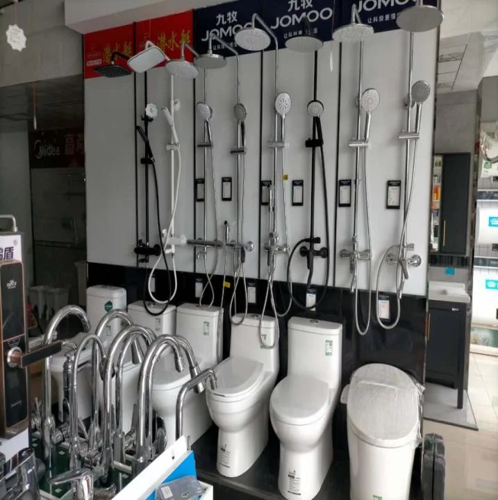 有关家五金门店店内实拍：花洒马桶陈列区