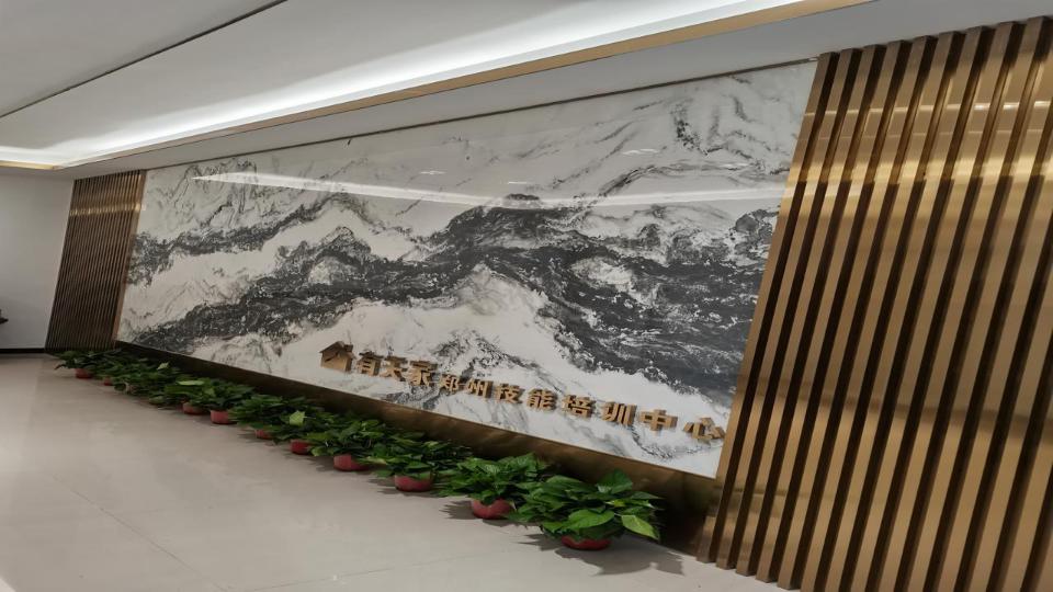 有关家郑州技能培训中心实训场地，背景墙上印有中心名称